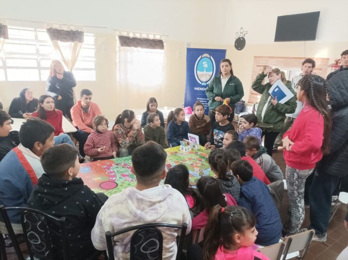 Funcionarios dando clases sobre trabajo infantil
