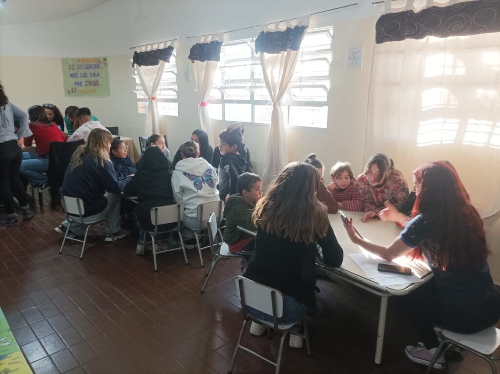 Niños haciendo actividades referidas al trabajo infantil