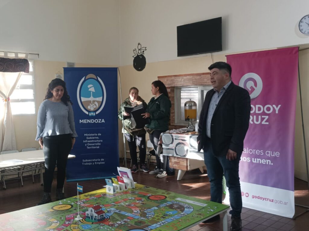 Funcionario de gobierno disertando sobre trabajo infantil